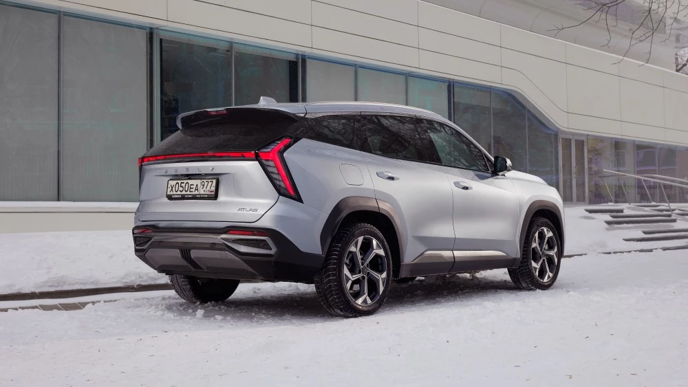 Geely Atlas в России старт продаж сбоку сзади зимой