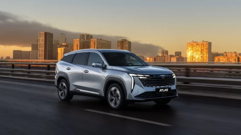 Geely Atlas в России старт продаж сбоку спереди в динамике цены