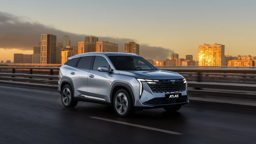 Geely Atlas в России старт продаж сбоку спереди в динамике