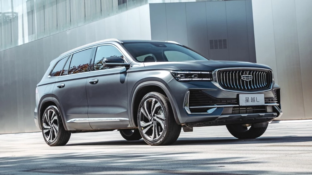 обновленный Geely Monjaro 2024 сбоку спереди