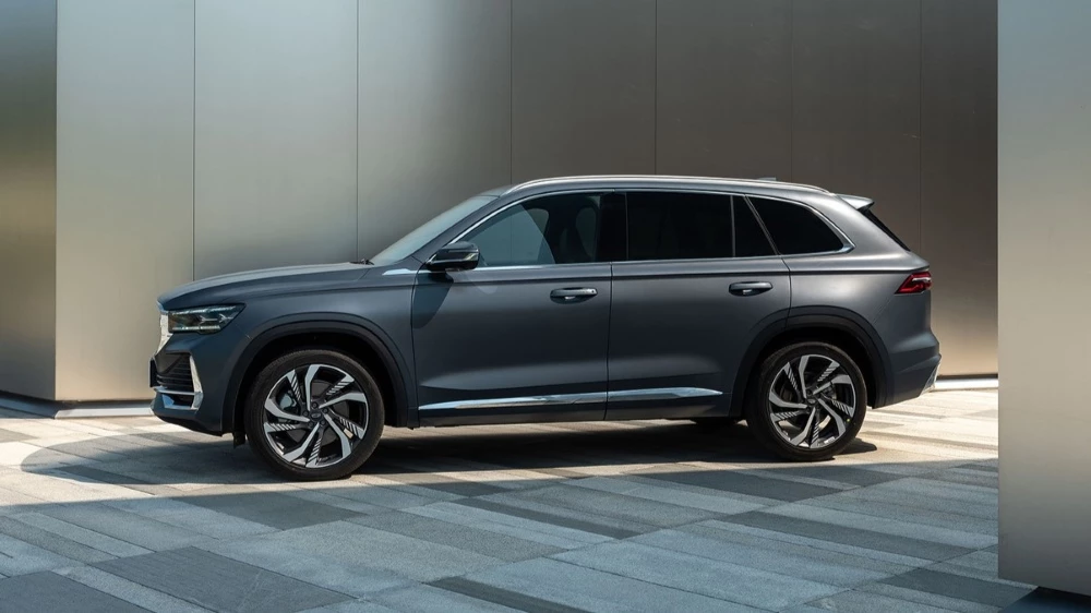 обновленный Geely Monjaro 2024 сбоку спереди