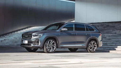 обновленный Geely Monjaro 2024 сбоку спереди