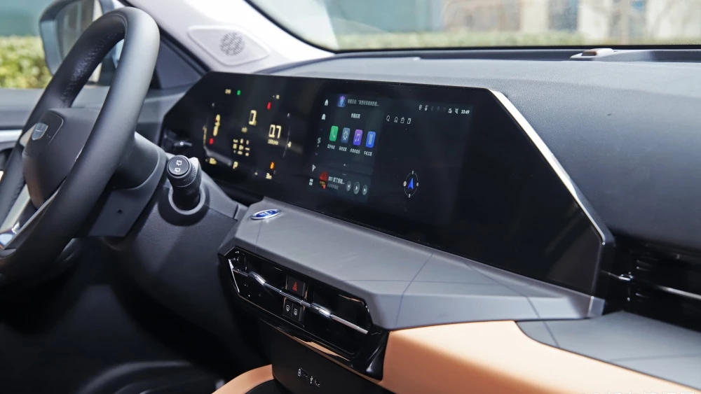 Салон кроссовера Geely Okavango Pro