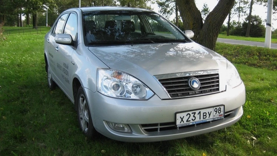 Седан Geely Vision сбоку спереди