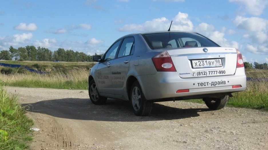 Седан Geely Vision сбоку сзади