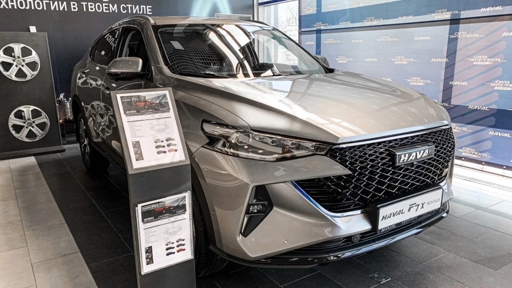 Haval F7x у дилера новый цены Новосибирск Автолига в автосалоне сбоку спереди