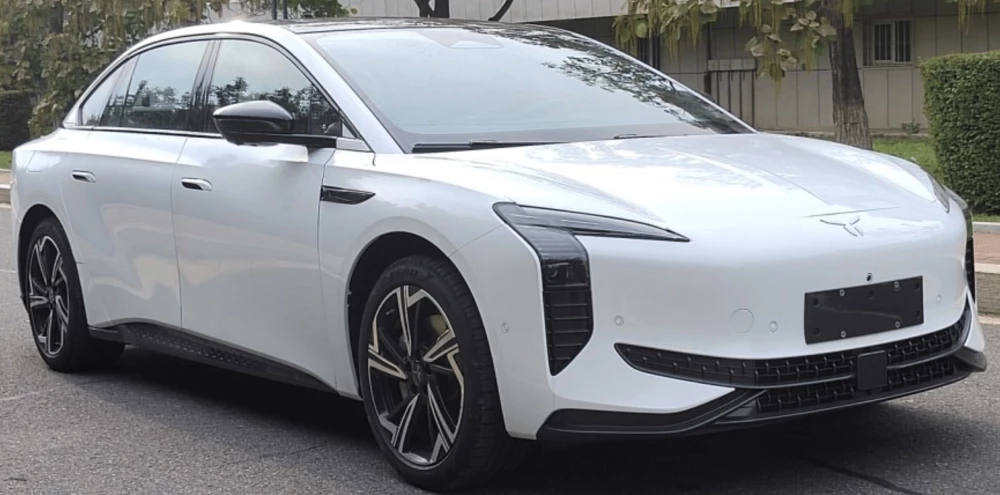 Hongqi EH7 спереди сбоку