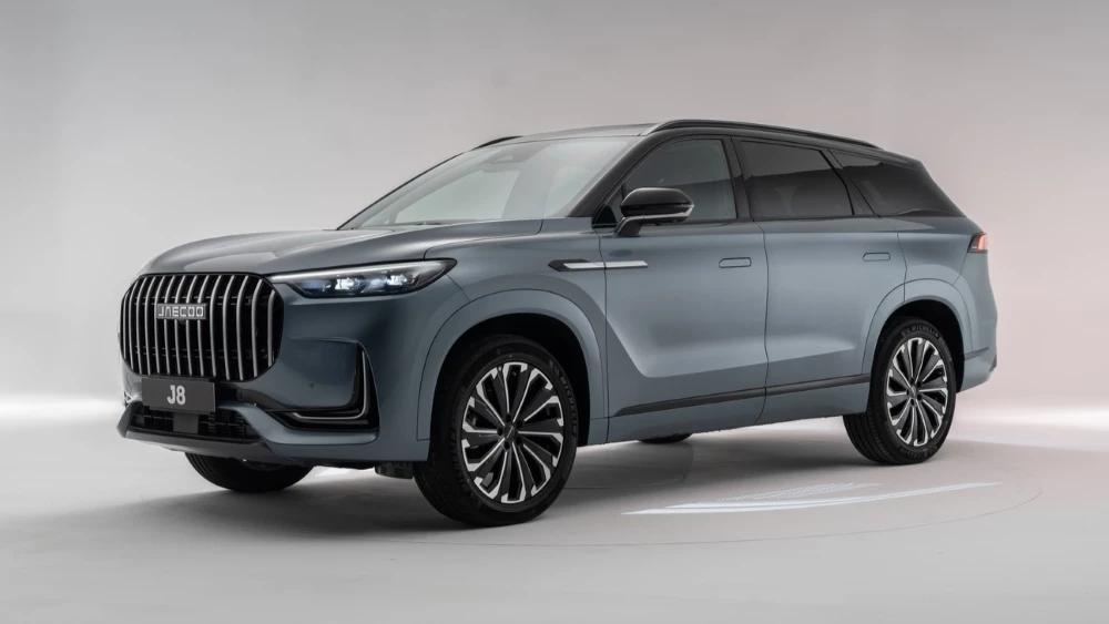 Кроссовер Jaecoo J8 для России сбоку спереди