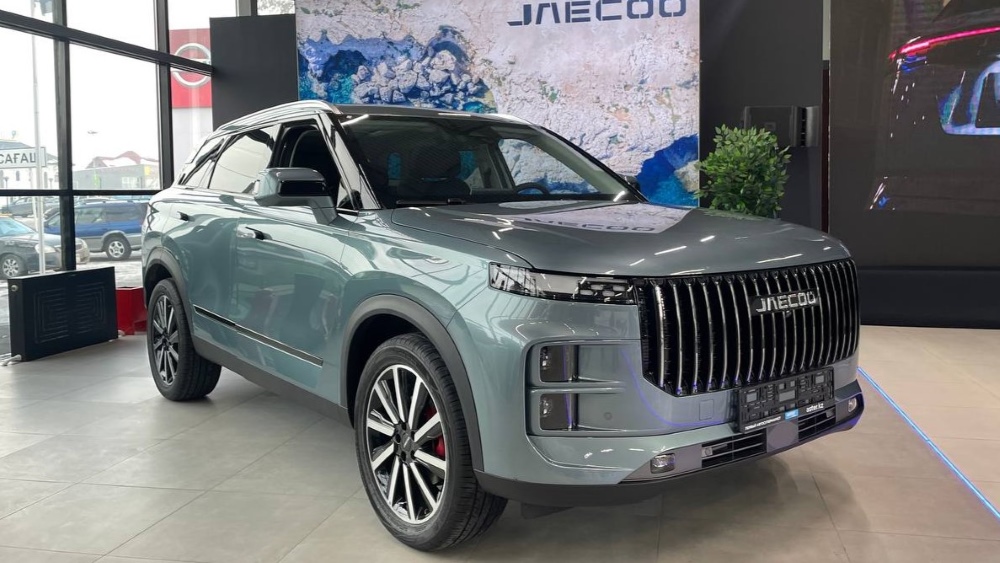 Jaecoo J7 в Казахстане автосалон купить у дилера сбоку спереди