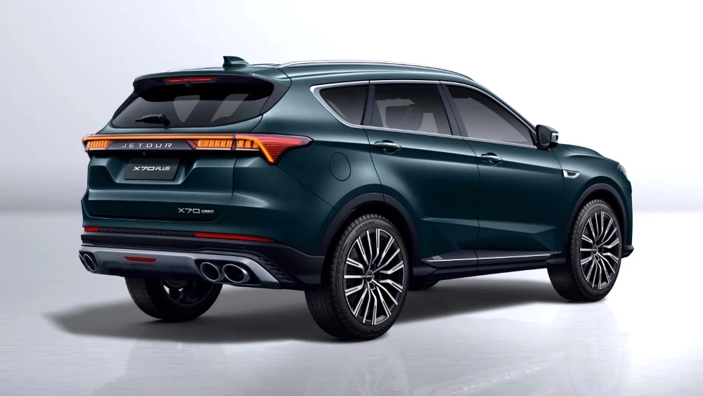 Кроссовер Jetour X70 Plus в новом цвете Arctic Green выбор сзади сбоку