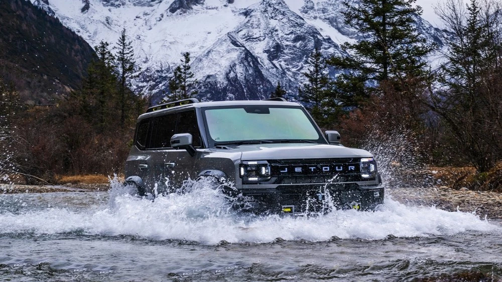 Jetour T2 спереди сбоку брод в динамике