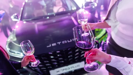 Jetour X70 Plus в Беларуси презентация спереди сбоку