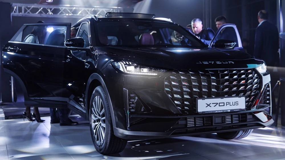 Jetour X70 Plus в Беларуси презентация спереди сбоку