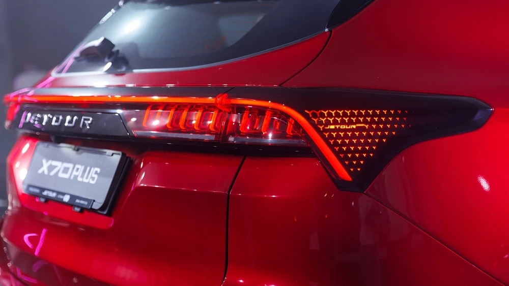 Jetour X70 Plus сзади фонари свет