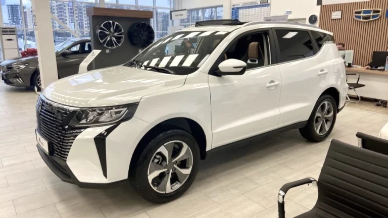 LIVAN РРТ Псков X6 Pro сбоку спереди в дилерском центре в автосалоне новый