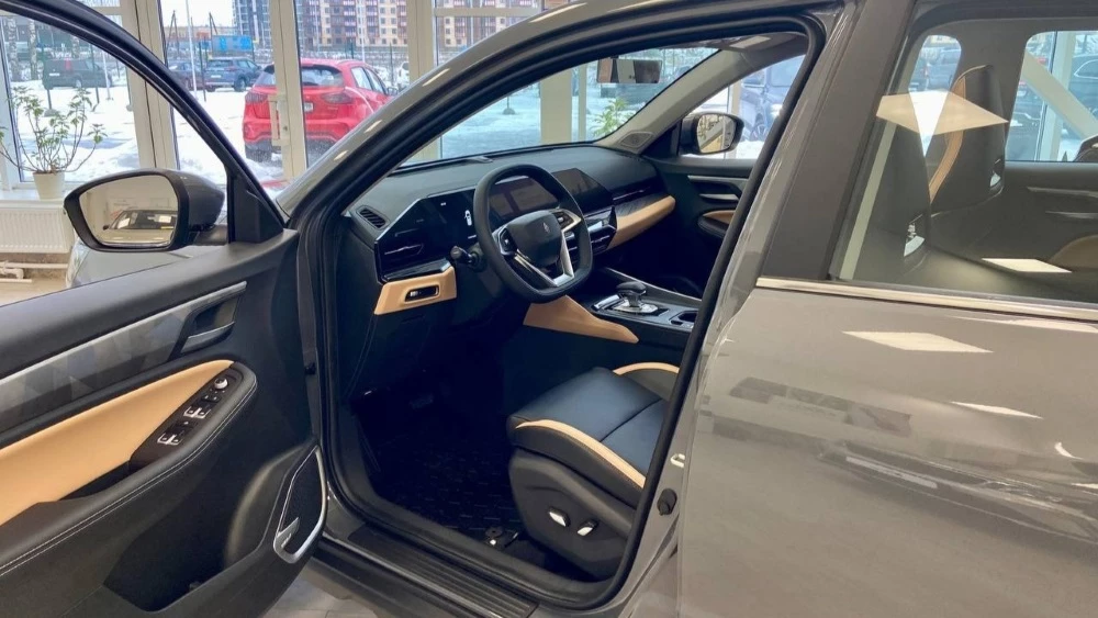 LIVAN РРТ Псков X6 Pro салон интерьер в дилерском центре в автосалоне новый