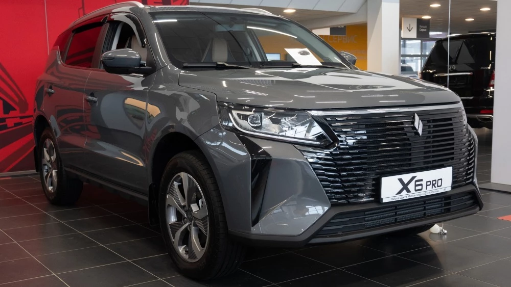 Регинас Магнитогорск Livan X6 Pro сбоку спереди в дилерском центре в автосалоне новый
