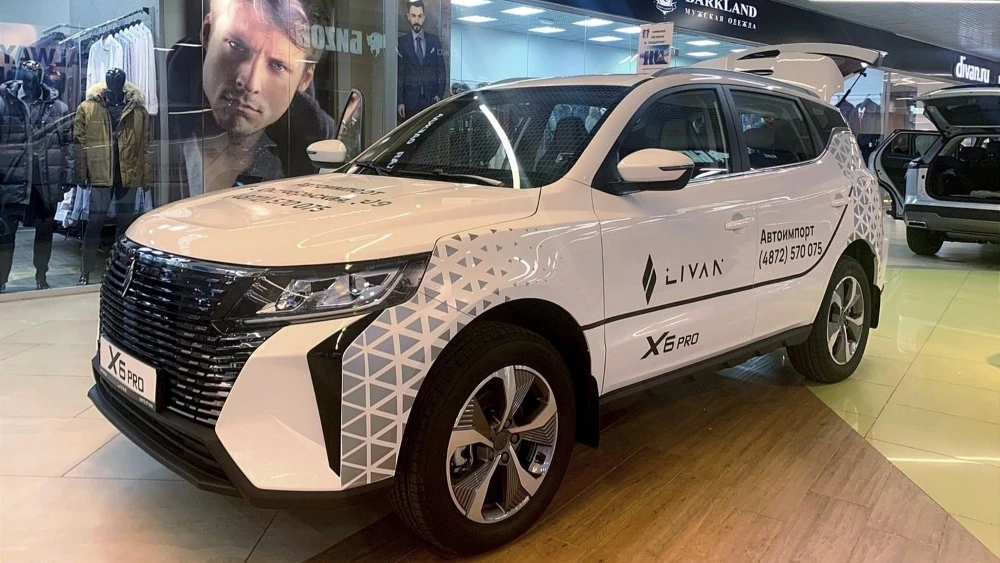 LIVAN X6 Pro сбоку спереди в торговом центре в автосалоне новый Тула