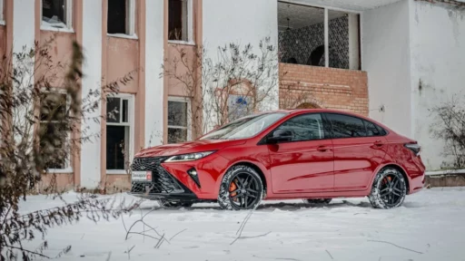 Omoda S5 GT сбоку спереди тест-драйв
