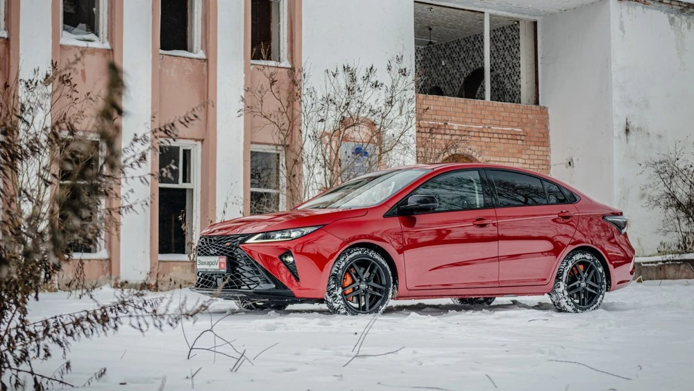 Сколько Gran Turismo в Omoda S5 GT? И почему этому седану торопятся уступать дорогу Omoda S5 GT сбоку спереди тест-драйв