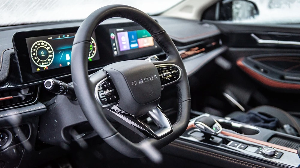 Omoda S5 GT тест-драйв салон интерьер рулевое колесо первый ряд передняя панель