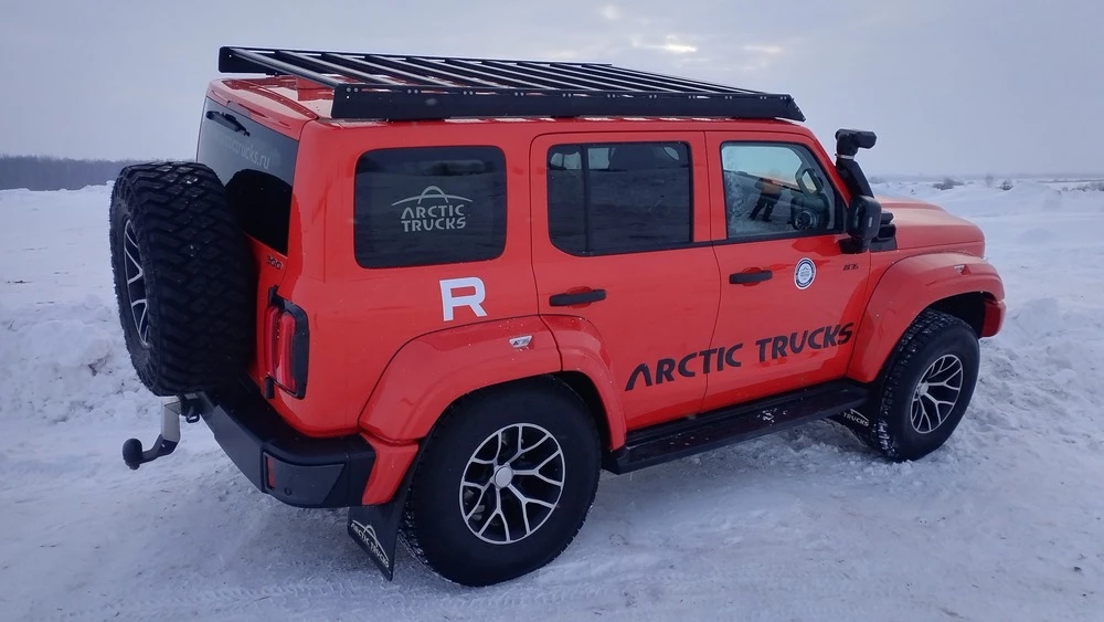 Tank 300 AT35 сзади сбоку Arctic Trucks