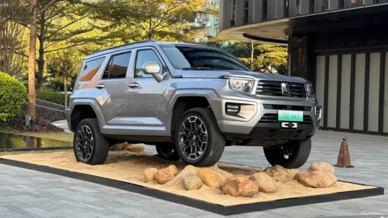 Гибридный внедорожник Tank 700 Hi4-T сбоку спереди