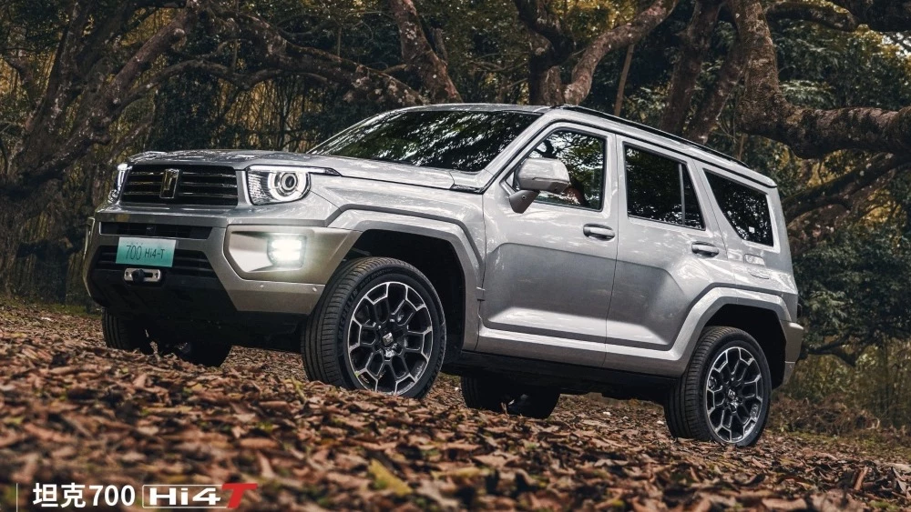 Гибридный внедорожник Tank 700 Hi4-T сбоку спереди