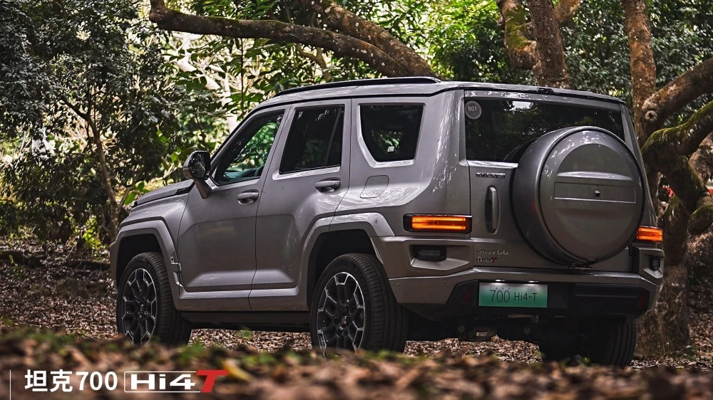 Гибридный внедорожник Tank 700 Hi4-T сбоку сзади