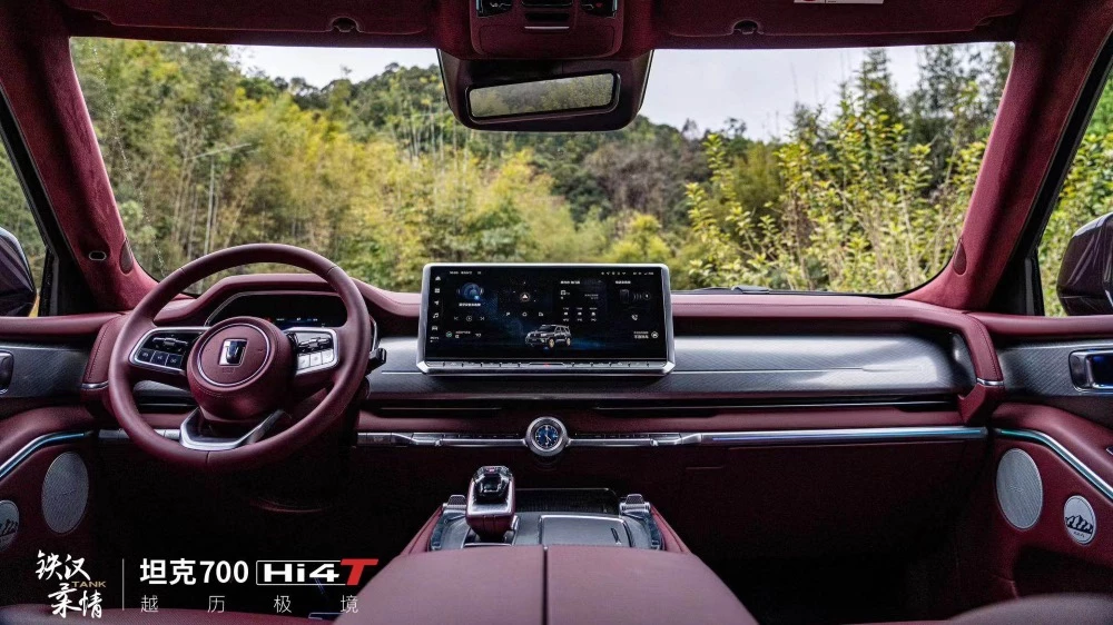 Гибридный внедорожник Tank 700 Hi4-T салон интерьер
