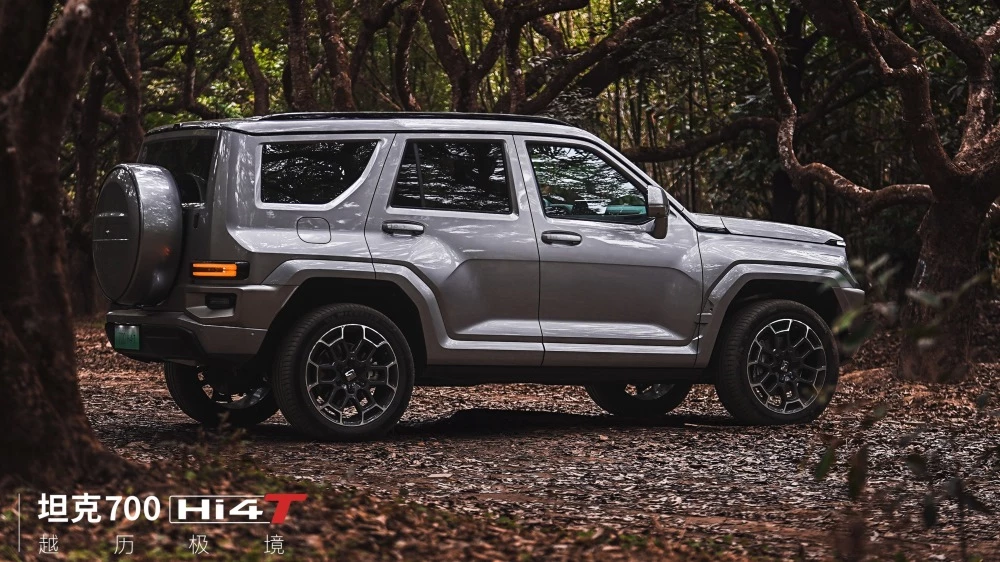 Гибридный внедорожник Tank 700 Hi4-T сбоку
