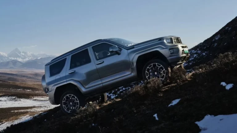 Внедорожник Tank 700 Hi4-T сбоку на бездорожье