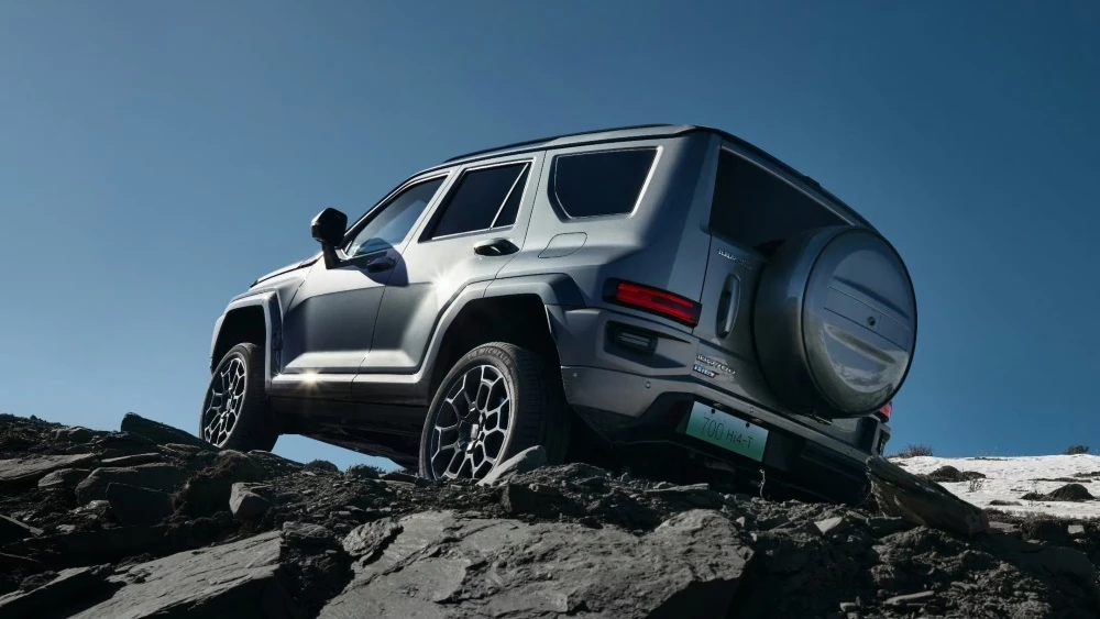 Внедорожник Tank 700 Hi4-T сбоку сзади на бездорожье