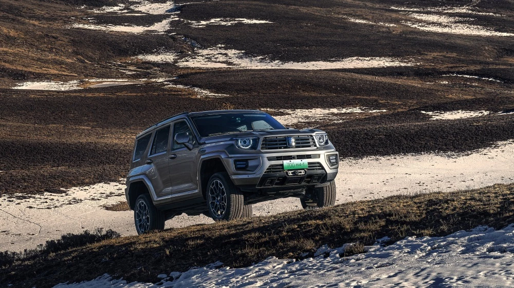 Внедорожник Tank 700 Hi4-T сбоку спереди на бездорожье