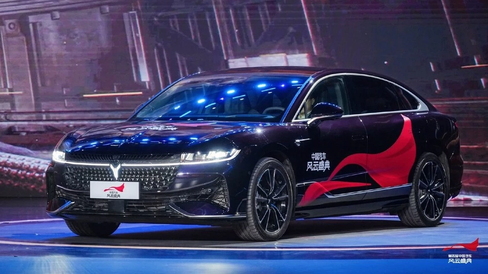 Премия CCTV лучший автомобиль Китая Voyah Passion сбоку спереди