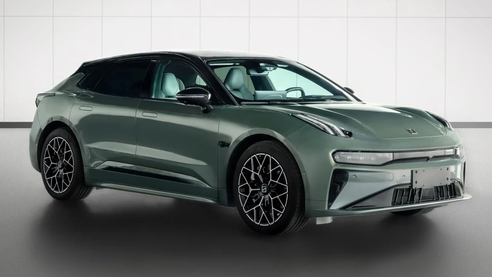 обновленный Zeekr 001 сбоку спереди зеленый цвет рестайлинг