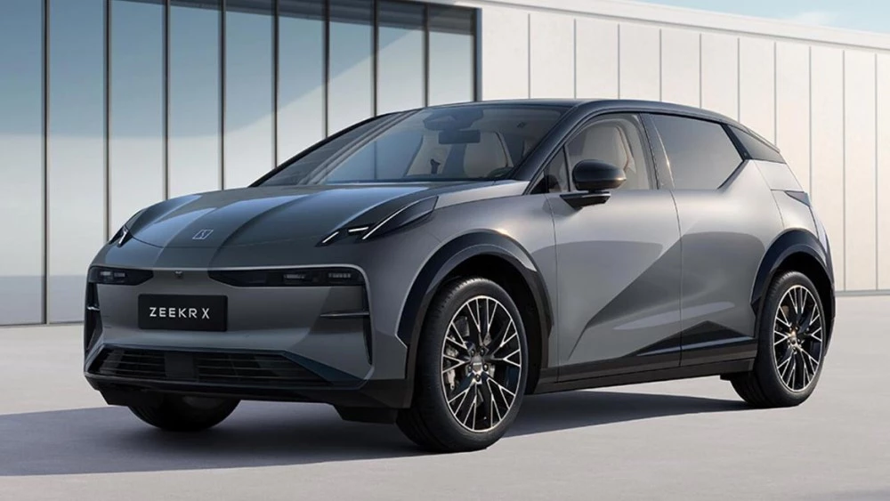 Zeekr X сбоку спереди 2024 модельного года