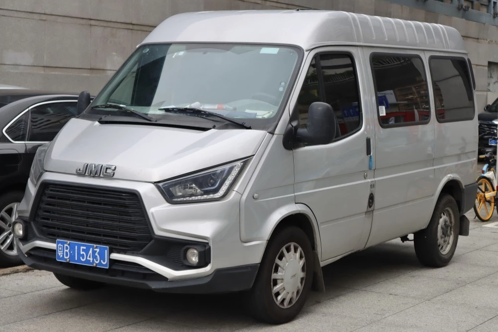 Микроавтобус JMC Teshun сбоку спереди