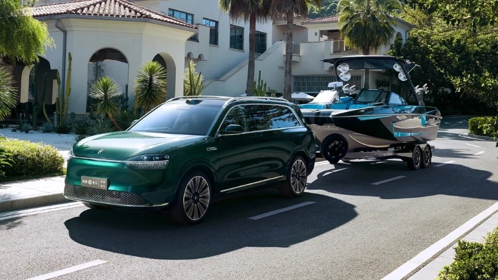 Aito M9 сбоку спереди с яхтой фаркоп