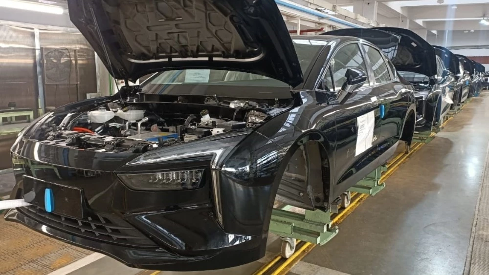 В России начали выпуск седана «Амберавто А5». Что за модель, сколько стоит и при чем тут Renault Амберавто А5 Автотор конвейер производство