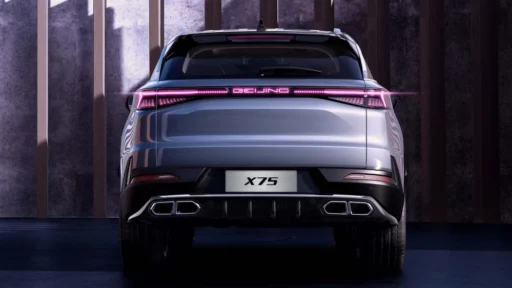 Кроссовер BAIC X75 сзади