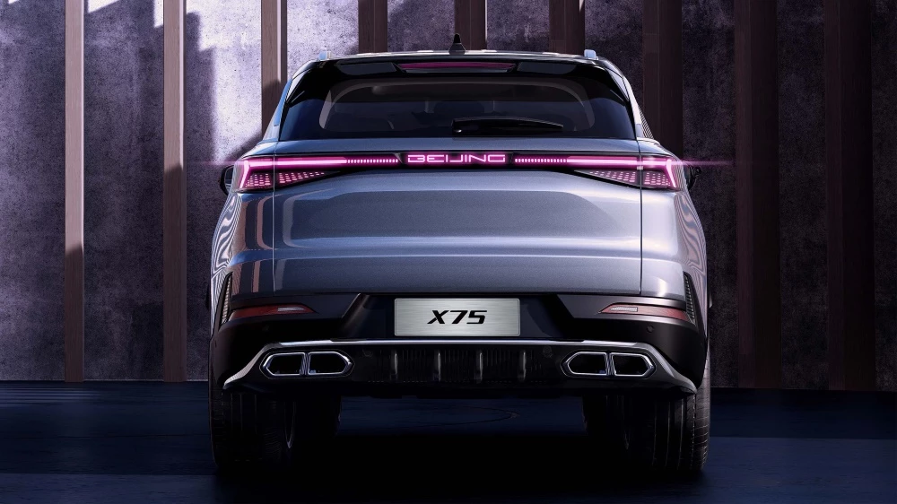 Кроссовер BAIC X75 сзади