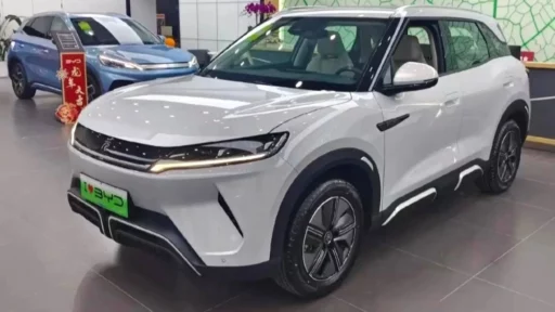 BYD Yuan UP спереди сбоку у дилеров
