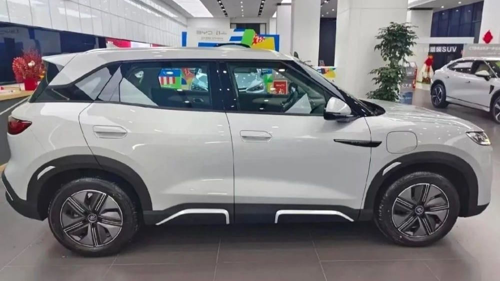 BYD Yuan UP сбоку у дилеров