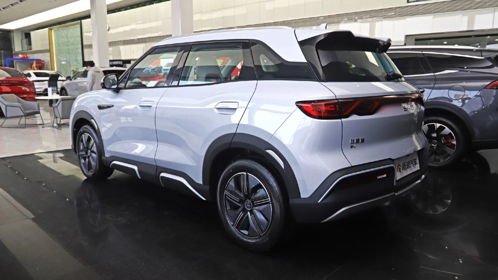 BYD Yuan UP сзади сбоку у дилеров