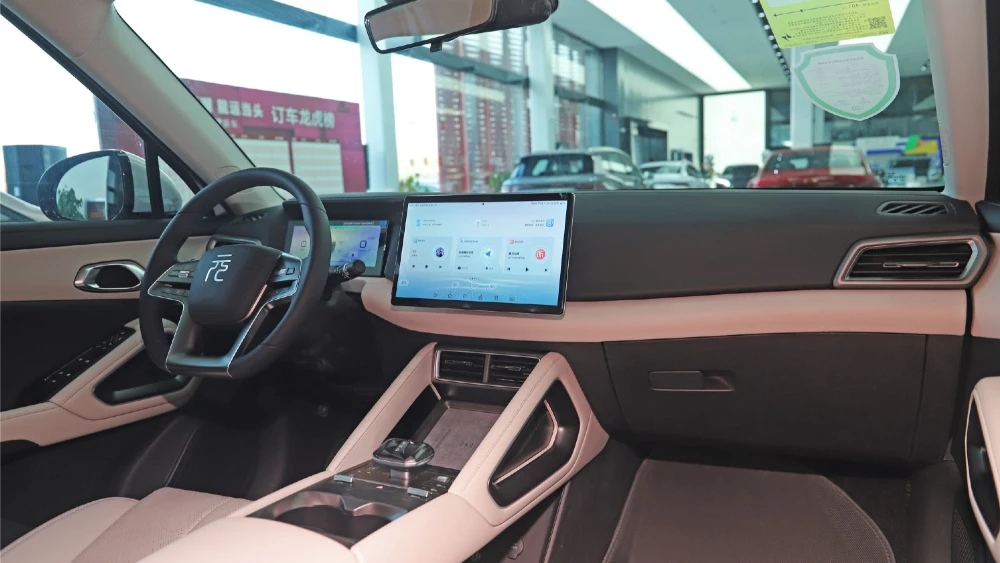 BYD Yuan UP салон интерьер первый ряд