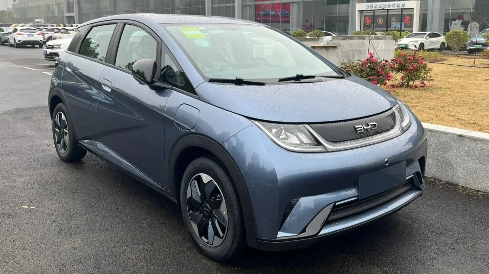 хэтчбек BYD Dolphin Champion Edition сбоку спереди новинки 2024