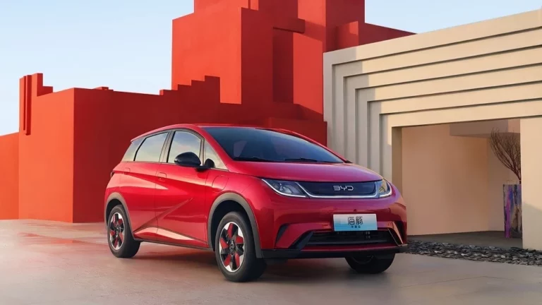 Обновленный электрический хэтчбек BYD Dolphin сбоку спереди