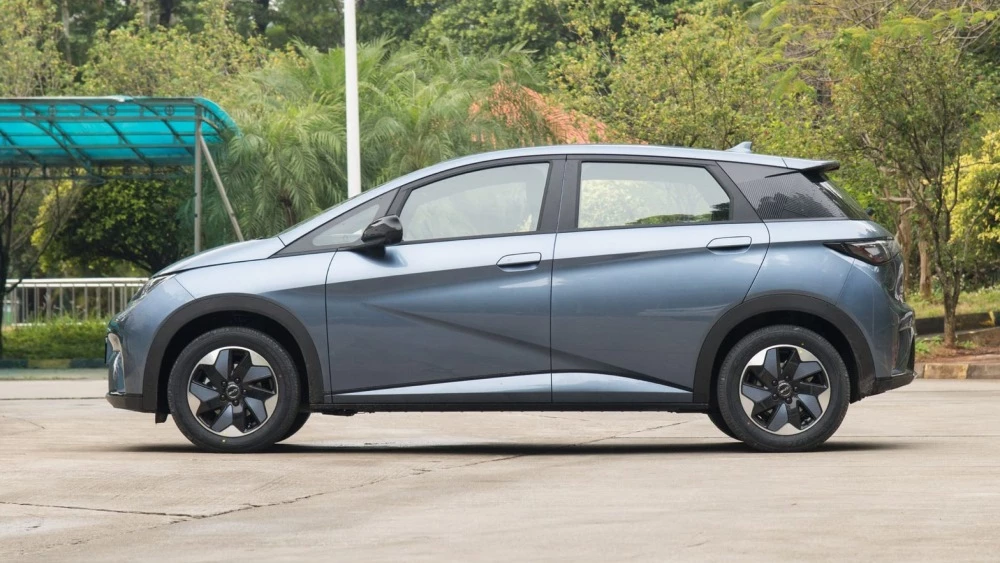 Обновленный электрический хэтчбек BYD Dolphin сбоку