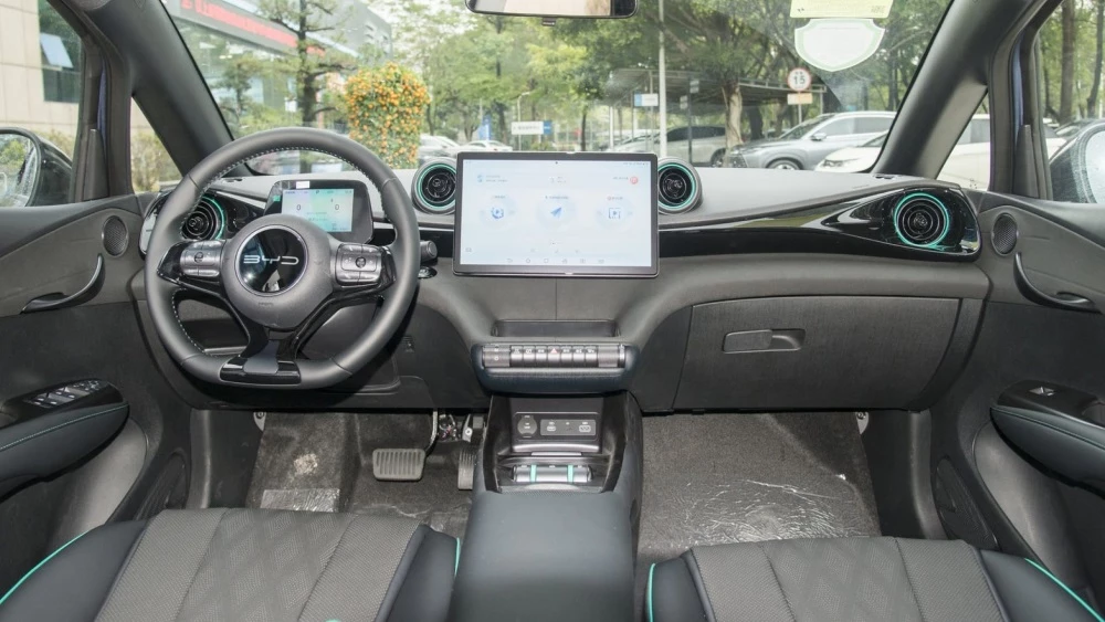 Обновленный электрический хэтчбек BYD Dolphin салон интерьер
